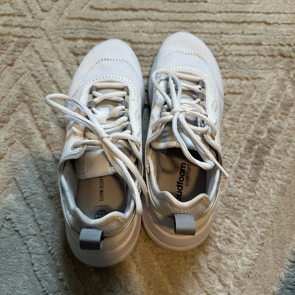 White adidas women’s 7.5 - Picture 5 of 5